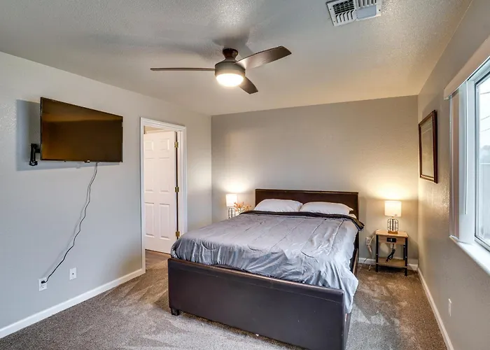 Bullhead City Escape: Snowbird & Covered Patio!