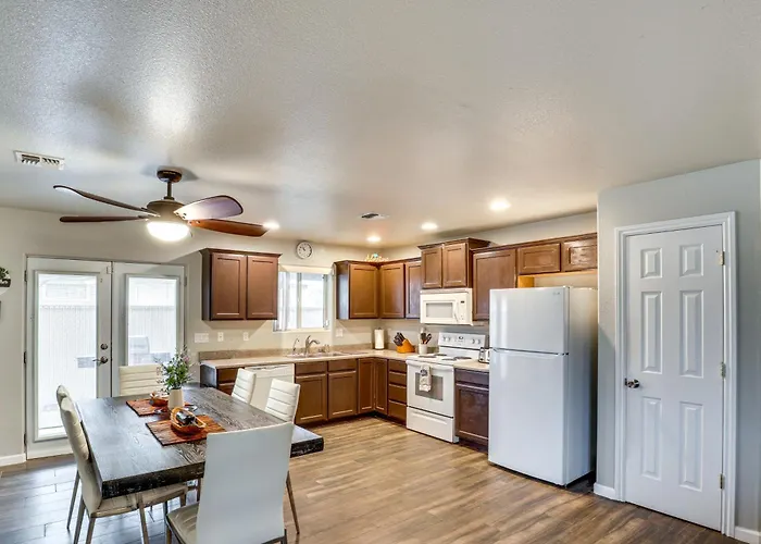 Dom wakacyjny Bullhead City Escape: Snowbird & Covered Patio!