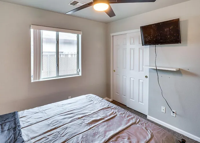 Bullhead City Escape: Snowbird & Covered Patio!