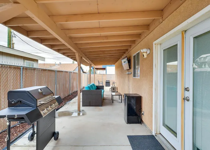 Bullhead City Escape: Snowbird & Covered Patio!
